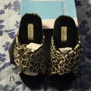 Daniel Green clean comfort Ava Cheetah Womans slippers.  New with tags size 7